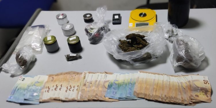 Κρήτη: Μητέρα και γιος έκρυβαν στο σπίτι τους ναρκωτικά και χιλιάδες ευρώ