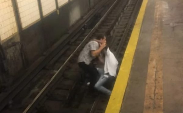 Νέα Υόρκη: Ελληνοαμερικανός φοιτητής έσωσε άνδρα που έπεσε στις ράγες του τρένου