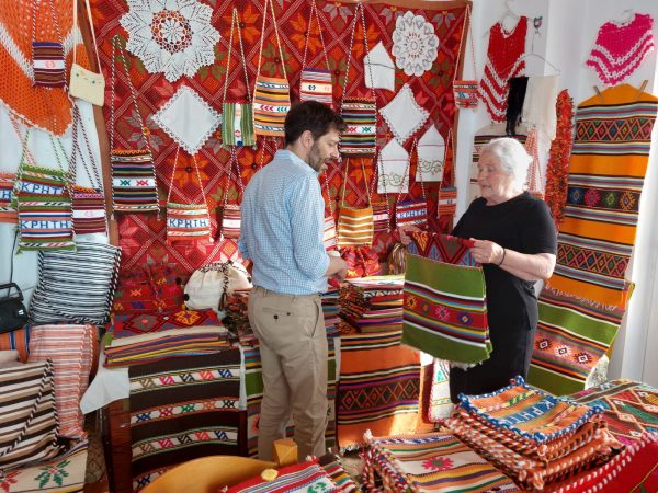 Το ΥΠΠΟΑ στηρίζει την αναβιώση της κρητικής χειροτεχνίας