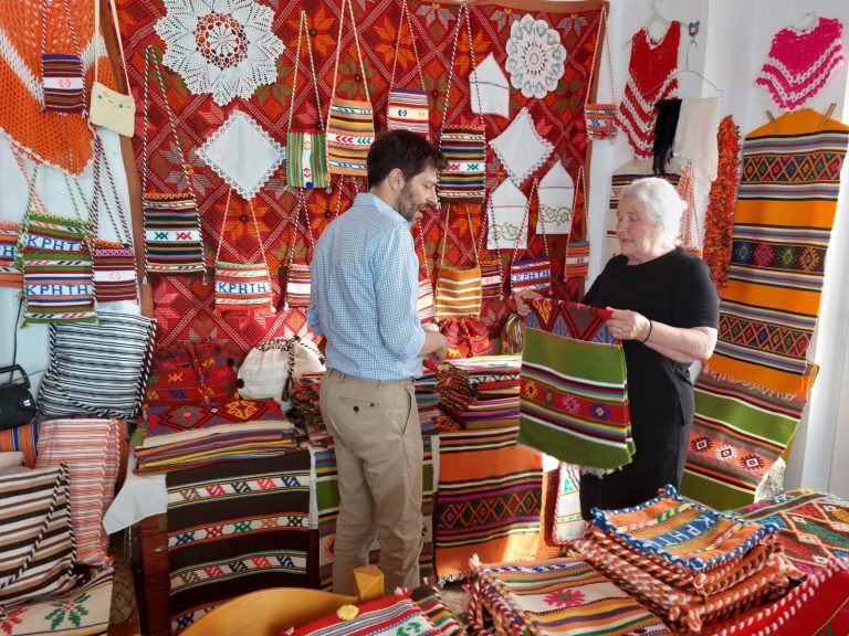 Το ΥΠΠΟΑ στηρίζει την αναβιώση της κρητικής χειροτεχνίας