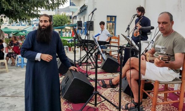 Νάξος: Ιερέας πήρε το μικρόφωνο και ράπαρε το «Διθέσιο» της Πρωτοψάλτη