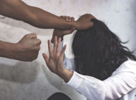 Χανιά: Χτυπούσε την έγκυο γυναίκα του ενώ εκείνη τηλεφωνούσε στην Αστυνομία