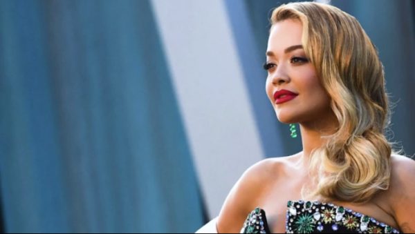 Ρίτα Όρα: Μπερδεύει τα ροδάκινα με… σκονισμένα μήλα