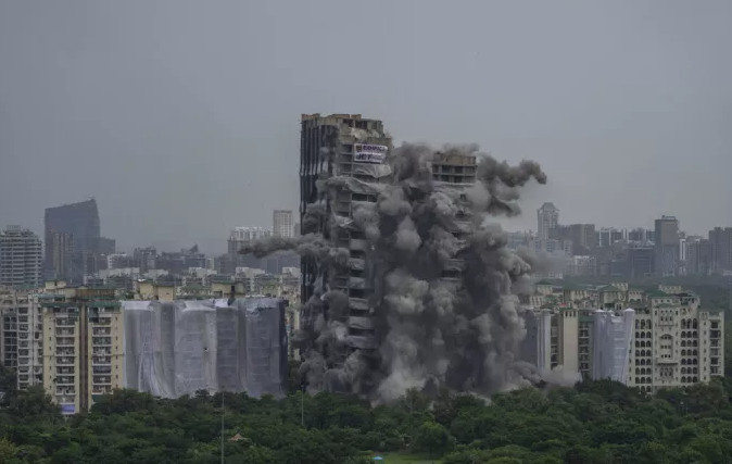 Ινδία: Κατεδαφίζονται παράνομοι ουρανοξύστες - Χιλιάδες άνθρωποι απομακρύνονται από τα σπίτια τους