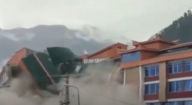 Πακιστάν: Εικόνες βιβλικής καταστροφής – Ξενοδοχείο παρασύρεται από πλημμύρες