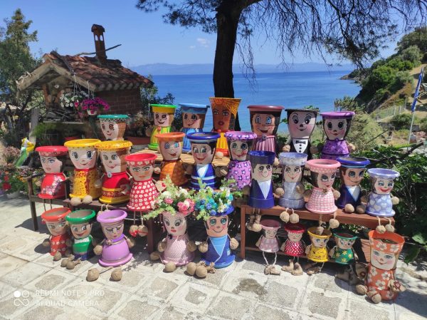 Ελαιοχρωματιστής μεταμόρφωσε το χωριό του με δεκάδες έργα τέχνης σε τενεκέδες και γλάστρες