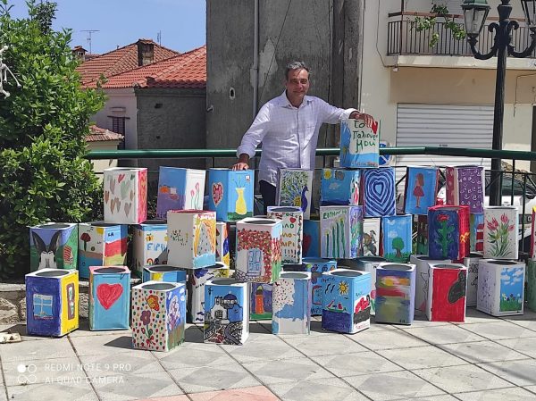Χαλκιδική: Ελαιοχρωματιστής μεταμόρφωσε το χωριό του με δεκάδες έργα τέχνης σε τενεκέδες και γλάστρες