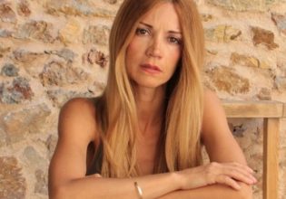 H Iωάννα Παππά κολυμπά με τον τριών ετών γιο της