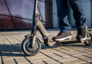 Πάτρα: Έπεσε με πατίνι σε τζαμαρία, πήγε νοσοκομείο και τελικά συνελήφθη