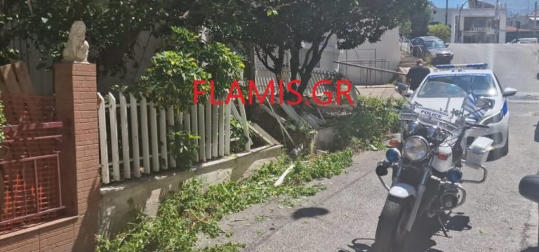 Πάτρα: Αυτοκίνητο ξήλωσε περίφραξη σπιτιού, αναποδογύρισε και η οδηγός δεν έπαθε τίποτα