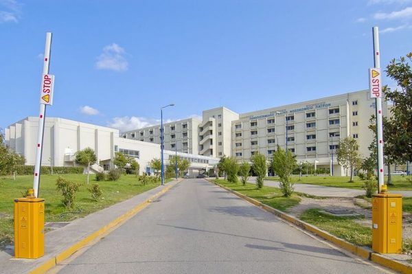 Πάτρα: Πατέρας 3 παιδιών πέθανε στην αγκαλιά της συζύγου του ενώ περίμενε να εξεταστεί στο νοσοκομείο