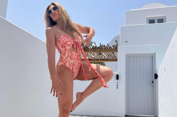 Ελένη Πετρουλάκη: Αναστενάζει η Πάρος – Οι σέξι εμφανίσεις της έχουν τρελάνει το νησί