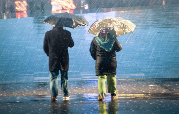 PFAS:  «Επικίνδυνα» επίπεδα τοξικών χημικών στο νερό της βροχής