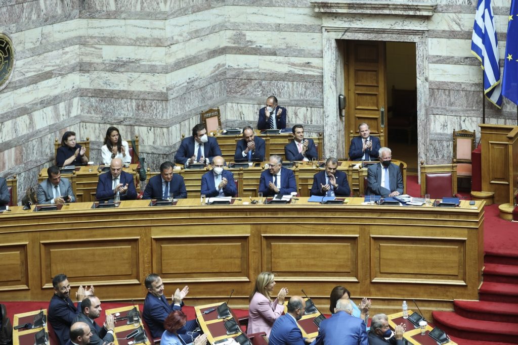 Οι βουλευτές «στρίμωξαν» τους υπουργούς στη Βουλή