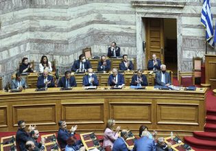 Οι βουλευτές «στρίμωξαν» τους υπουργούς στη Βουλή