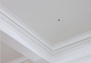 Πέταξε μια πίκλα από χάμπουργκερ στο ταβάνι γκαλερί και τώρα… πωλείται για 6.300 δολάρια