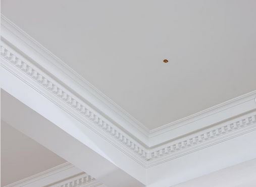 Πέταξε μια πίκλα από χάμπουργκερ στο ταβάνι γκαλερί και τώρα… πωλείται για 6.300 δολάρια