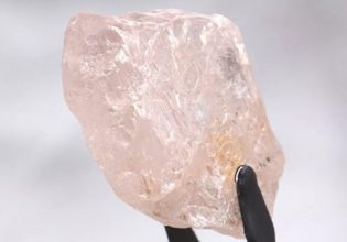 Διαμάντι: Τεράστιο ροζ πετράδι βρέθηκε σε ορυχείο της Ανγκόλας – Η τιμή του εκτιμάται πως θα σπάσει τα ρεκόρ