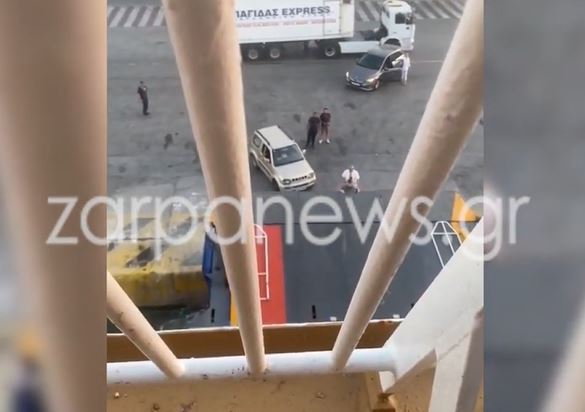 Λιμάνι Πειραιά: Αργοπορημένος επιβάτης σκαρφαλώνει στον καταπέλτη για να προλάβει το πλοίο