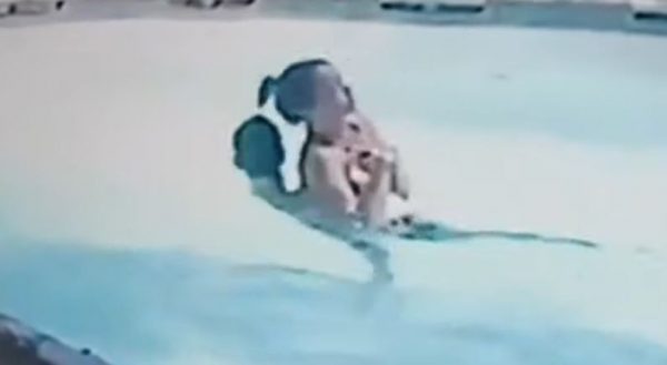 ΗΠΑ: 10χρονος έσωσε τη μητέρα του που έπαθε επιληπτική κρίση μέσα στην πισίνα