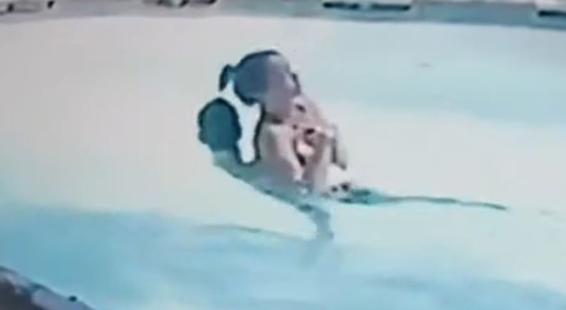 ΗΠΑ: 10χρονος έσωσε τη μητέρα του που έπαθε επιληπτική κρίση μέσα στην πισίνα