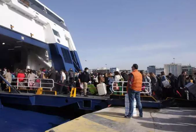 Παρ’ ολίγον να πιαστούν στα χέρια σε πλοίο λόγω της καθυστέρησης