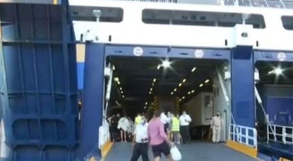 Πιτσιρικάδες πρόλαβαν στις… καθυστερήσεις το πλοίο- Είχαν σηκωθεί οι πόρτες