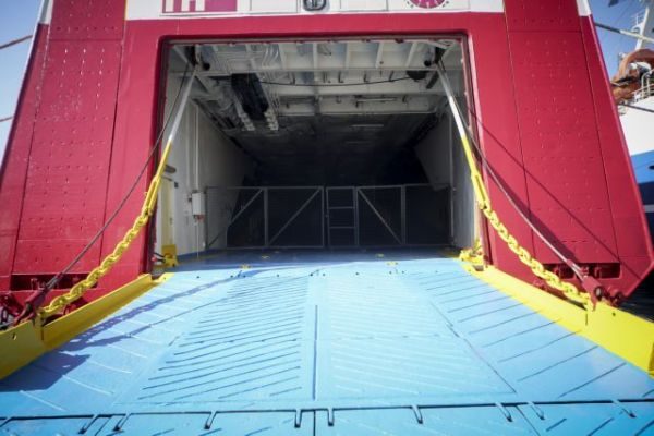 Mηχανική βλάβη σε πλοίο με προορισμό την Πάρο – Το πλοίο με 446 επιβάτες επιστρέφει στο λιμάνι της Ραφήνας
