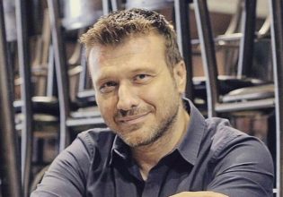 Συγκίνησε ο Πλούταρχος: Κατέβηκε από τη σκηνή και τραγούδησε σε νεαρή με τετραπληγία [Βίντεο]