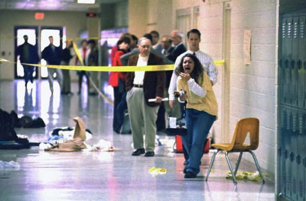 ΗΠΑ: Το 1997 σκότωσε και τραυμάτισε τους συμμαθητές του – Σήμερα μία ολόκληρη πόλη δίνει μάχη για να τον συγχωρήσει