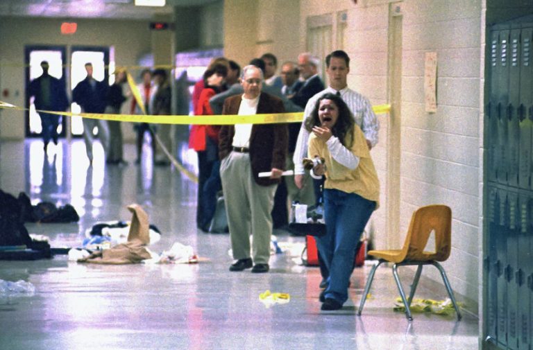 ΗΠΑ: Το 1997 σκότωσε και τραυμάτισε τους συμμαθητές του – Σήμερα μία ολόκληρη πόλη δίνει μάχη για να τον συγχωρήσει