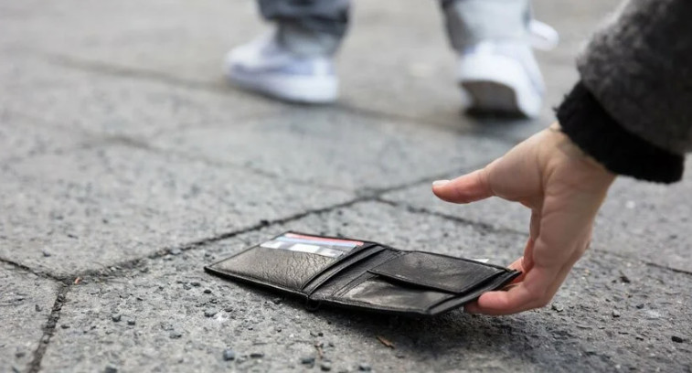 Βόλος: Γυναίκα βρήκε και παρέδωσε πορτοφόλι γεμάτο χρήματα που ανήκε σε ξένο νεαρό αθλητή
