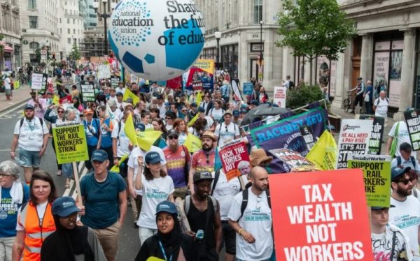Βρετανία: Mαζικές διαδηλώσεις σε όλη τη χώρα κατά της αύξησης του κόστους ζωής
