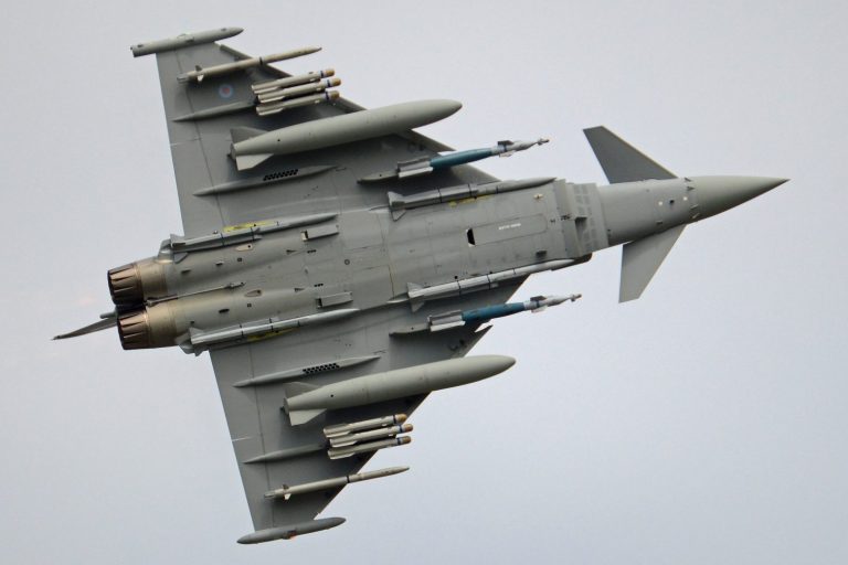 Φτερό με φτερό με τα Eurofighters της RAF