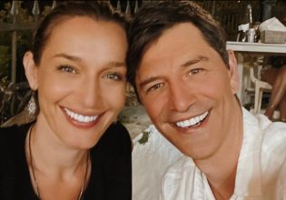 Σάκης Ρουβάς: Ποζάρει αγκαλιά με την Κάτια Ζυγούλη στην παραλία