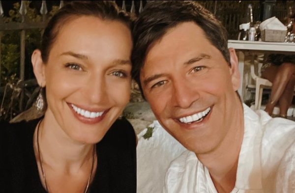 Σάκης Ρουβάς: Ποζάρει αγκαλιά με την Κάτια Ζυγούλη στην παραλία