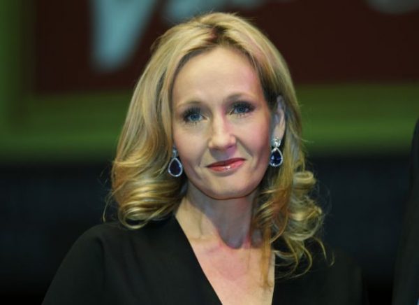 JK Rowling: Δέχεται απειλές μετά το tweet συμπαράστασης στον συγγραφέα Σαλμάν Ρούσντι
