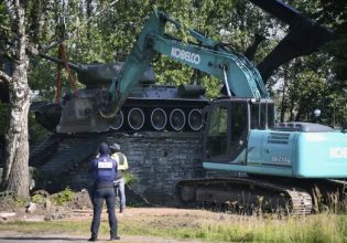 Εσθονία: Αποκαθηλώνονται μνημεία σοβιετικής εποχής λόγω της έντασης με τη Ρωσία