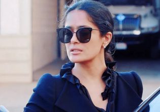 Σούπερ σέξι η Σάλμα Χάγιεκ ποζάρει με μαύρο μπικίνι και εντυπωσιάζει