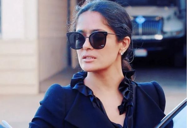 Σούπερ σέξι η Σάλμα Χάγιεκ ποζάρει με μαύρο μπικίνι και εντυπωσιάζει