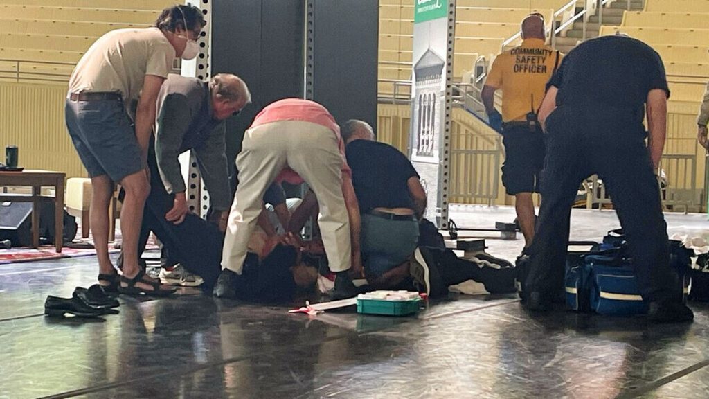 Σαλμάν Ρούσντι: Προφυλακίστηκε ο δράστης της δολοφονικής επίθεσης κατά του συγγραφέα