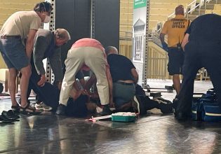 Σαλμάν Ρούσντι: Παγκόσμιο σοκ με την δημόσια επίθεση στον συγγραφέα – Ποιος είναι ο δράστης