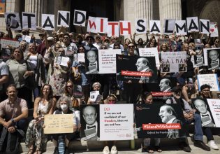 Σαλμάν Ρούσντι: Διάσημοι συγγραφείς διάβασαν αποσπάσματα από έργα του – Κύμα συμπαράστασης