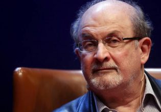 Σαλμάν Ρουσντί: Εκτός μηχανικής υποστήριξης – Κατάφερε να μιλήσει