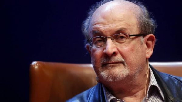 Σαλμάν Ρουσντί: Εκτός μηχανικής υποστήριξης – Κατάφερε να μιλήσει