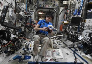 Πώς λούζονται στον Διεθνή Διαστημικό Σταθμό; Μία αστροναύτης δείχνει τον τρόπο