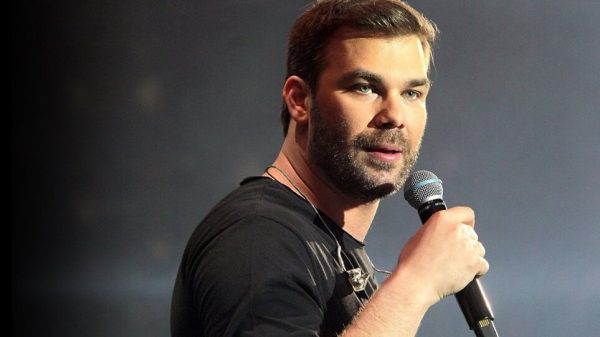 Έξαλλος ο Σαμπάνης με τις φήμες για τη διακοπή της συναυλίας του – Το σοβαρό πρόβλημα υγείας και οι μηνύσεις