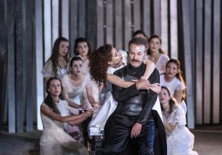 Αυλαία στην Επίδαυρο με την συγκλονιστική «Ιφιγένεια εν Αυλίδι» – Ενθουσίασε κοινό και κριτικούς