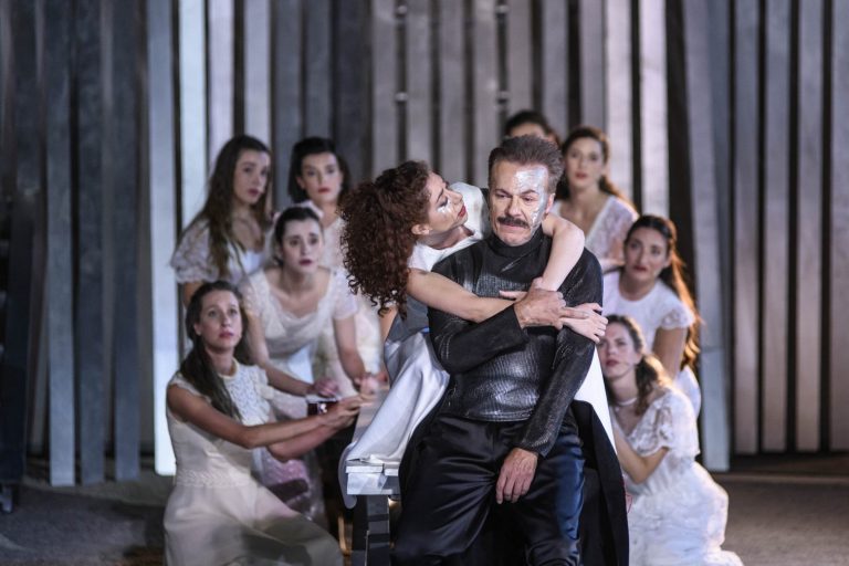 Αυλαία στην Επίδαυρο με την συγκλονιστική «Ιφιγένεια εν Αυλίδι» – Ενθουσίασε κοινό και κριτικούς