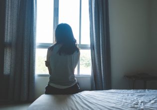 Μαγνησία: 17χρονη Αμερικανίδα κατήγγειλε ότι άνδρας έτριβε το μόριο του στα πόδια της